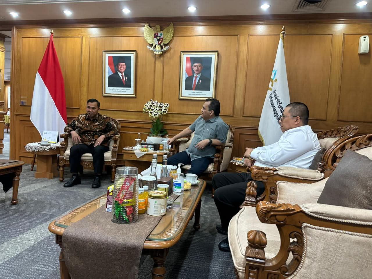 Wako Hendri Bahas Penguatan Program Keluarga Bersama Mendukbangga Wihaji  Jakarta.(Minangsatu)  Pemko Padang Panjang, perkuat komitmen pembangunan keluarga, melalui pertemuan strategis antara Wali Kota Hendri Arnis dengan Menteri Kependudukan dan Pembangu